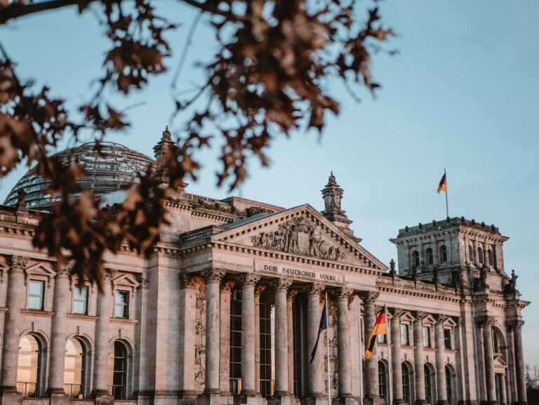 découvrez l'histoire, la culture et la diversité de l'allemagne, des paysages pittoresques de la forêt noire à l'effervescence de berlin, avec notre guide complet sur l'allemagne.