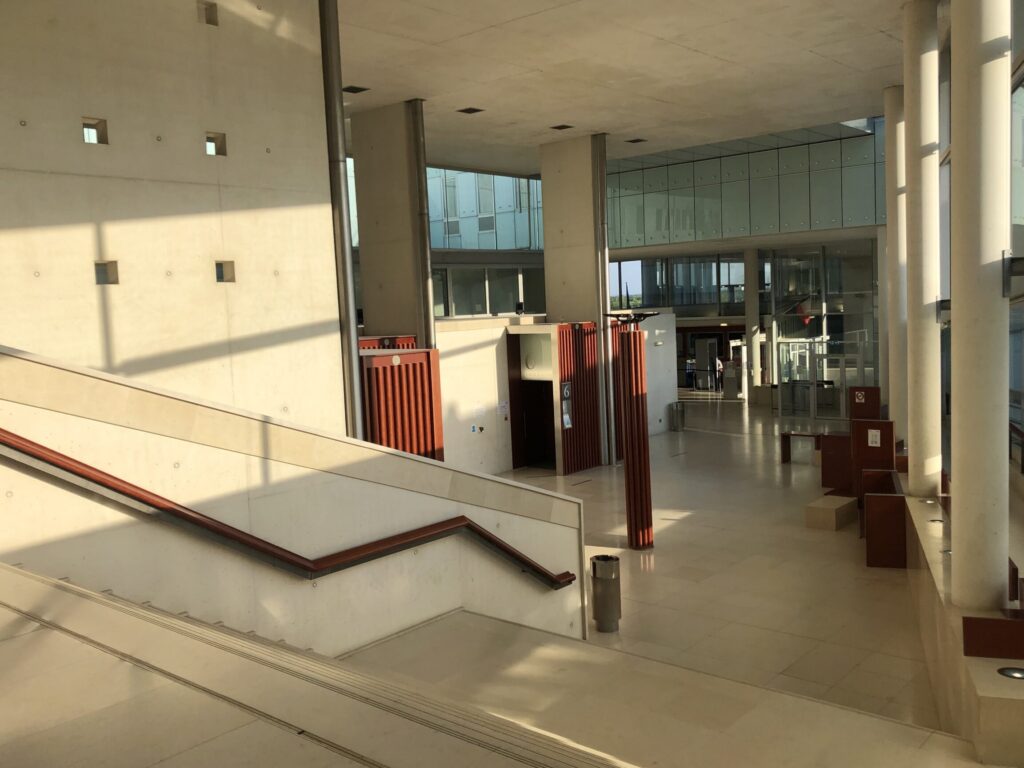 Comment le tribunal judiciaire de Pontoise gère-t-il les affaires commerciales ?