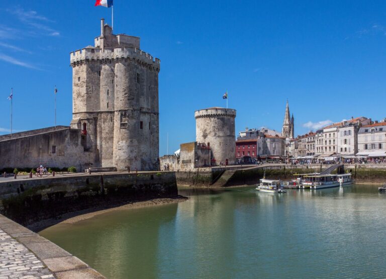 Quels sont les codes postaux des principales villes de Charente-Maritime ?