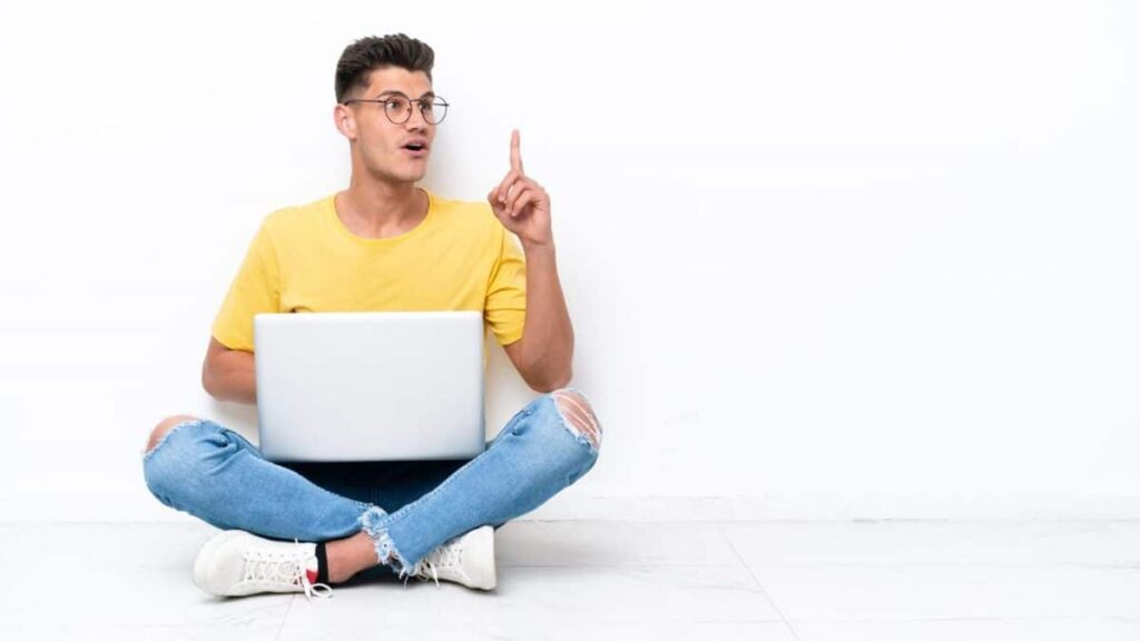 Personne recherchant une liste de métiers sur un ordinateur, idéale pour un article sur les métiers commençant par A