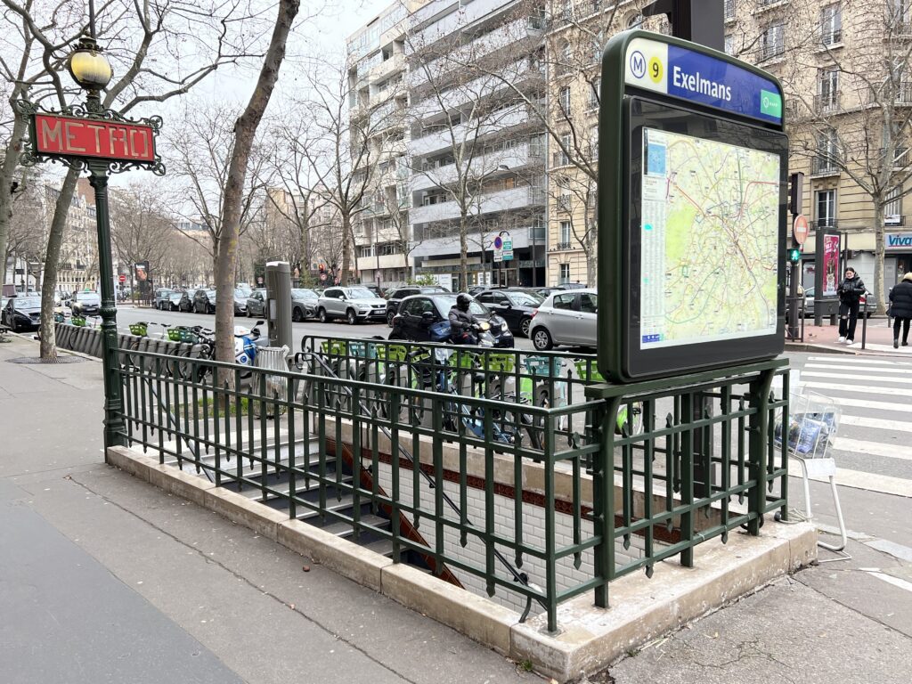 Où se trouve la station de métro Exelmans à Paris ?