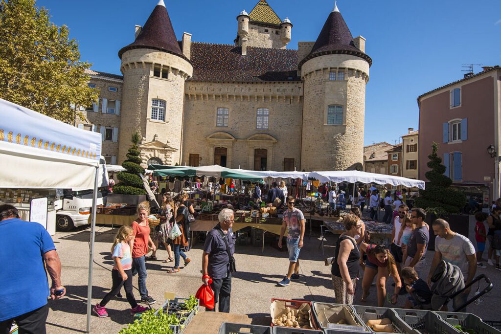 Découvrir les marchés d’Aubenas : guide complet pour les amateurs de produits locaux