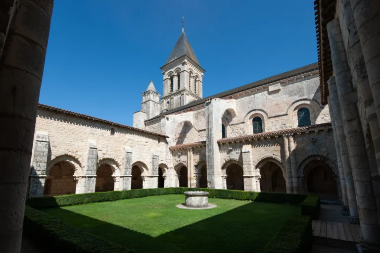 Cloître de l'abbaye de Nieul-sur-l'Autise à Rives-d'Autise, site emblématique de la commune