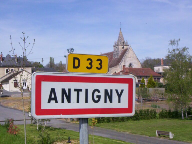 Vue du village d'Antigny dans la Vienne, illustrant la localisation géographique pour les codes postaux