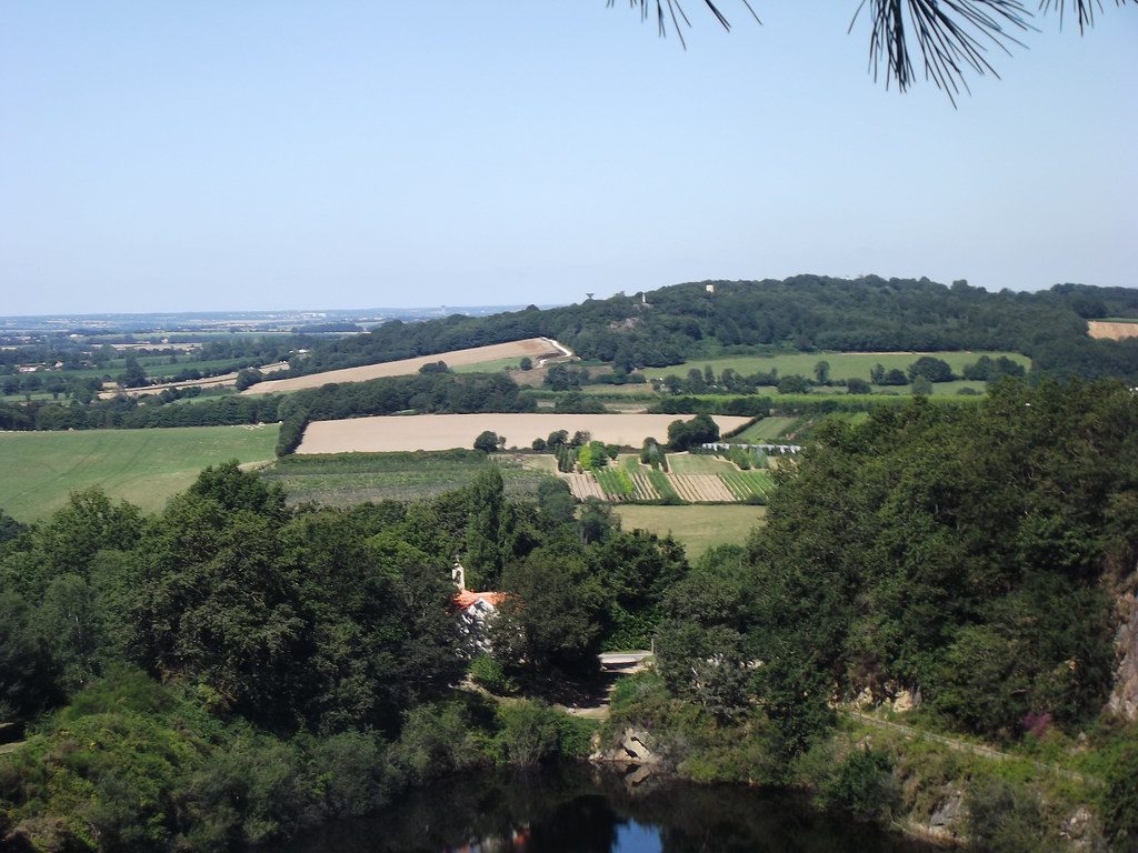 Vue aérienne du centre de Bazoges-en-Pareds avec carte du village et repères visuels
