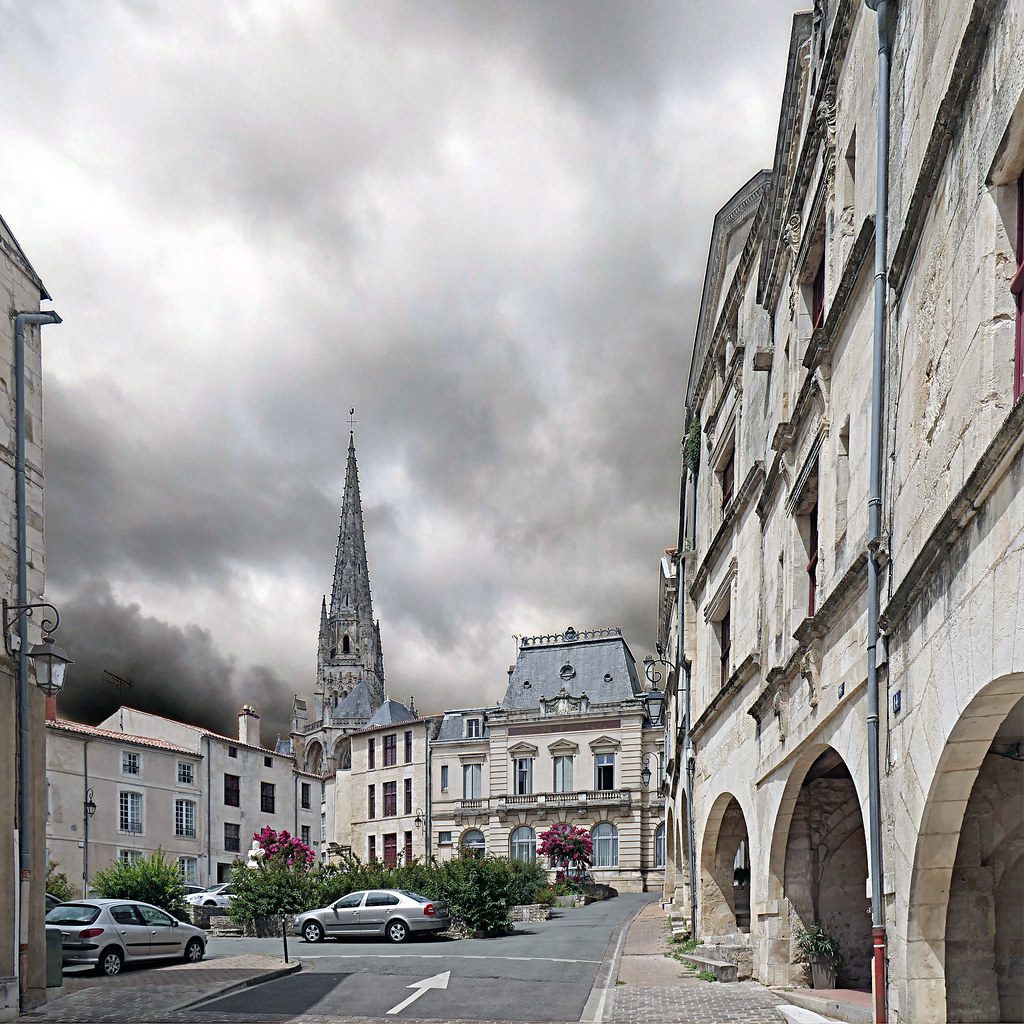 Vue aérienne du village de Longèves en Vendée avec carte et repères géographiques