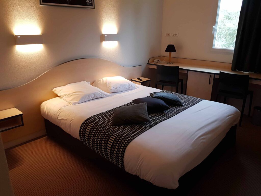 Vue d'une chambre d'hôtel à Sainte-Hermine illustrant le cadre de vie local dans le secteur du code postal 85210