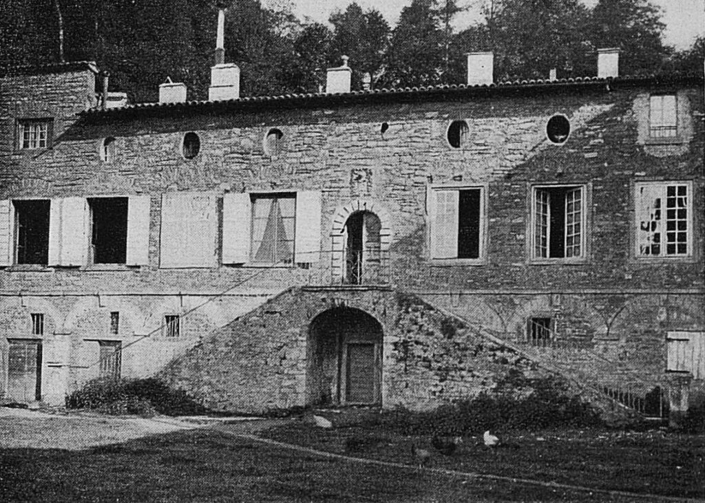 Vue du Château du Buisson à Fontaines-Saint-Martin, cadre emblématique du village