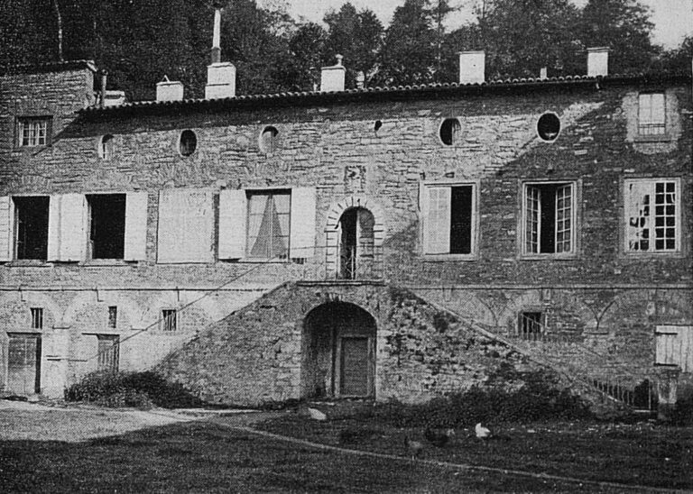 Vue du Château du Buisson à Fontaines-Saint-Martin, cadre emblématique du village