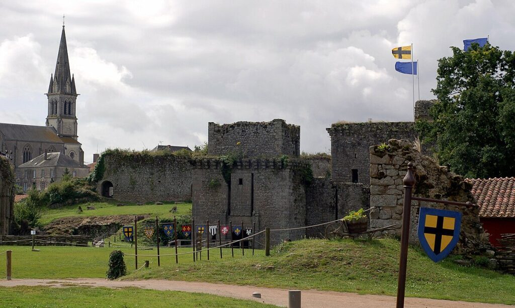 Vue emblématique du Château de Tiffauges, monument historique de la commune vendéenne au code postal 85130