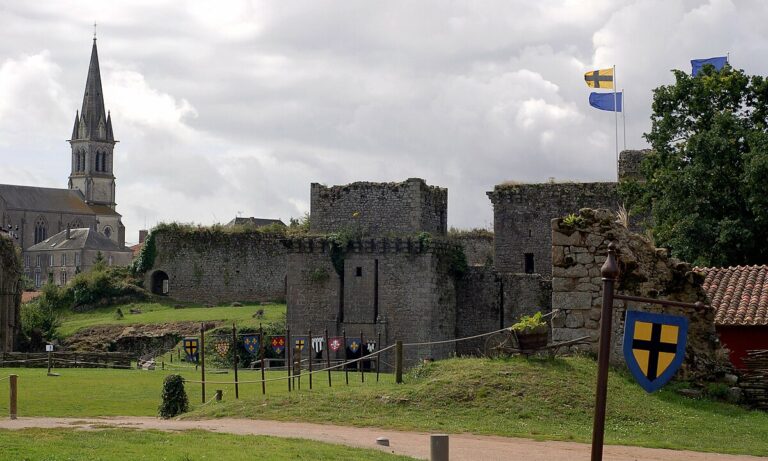 Vue emblématique du Château de Tiffauges, monument historique de la commune vendéenne au code postal 85130