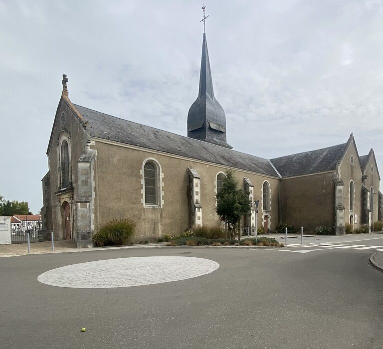 Église de la Transfiguration de Le Perrier située en Vendée, symbole architectural de la commune