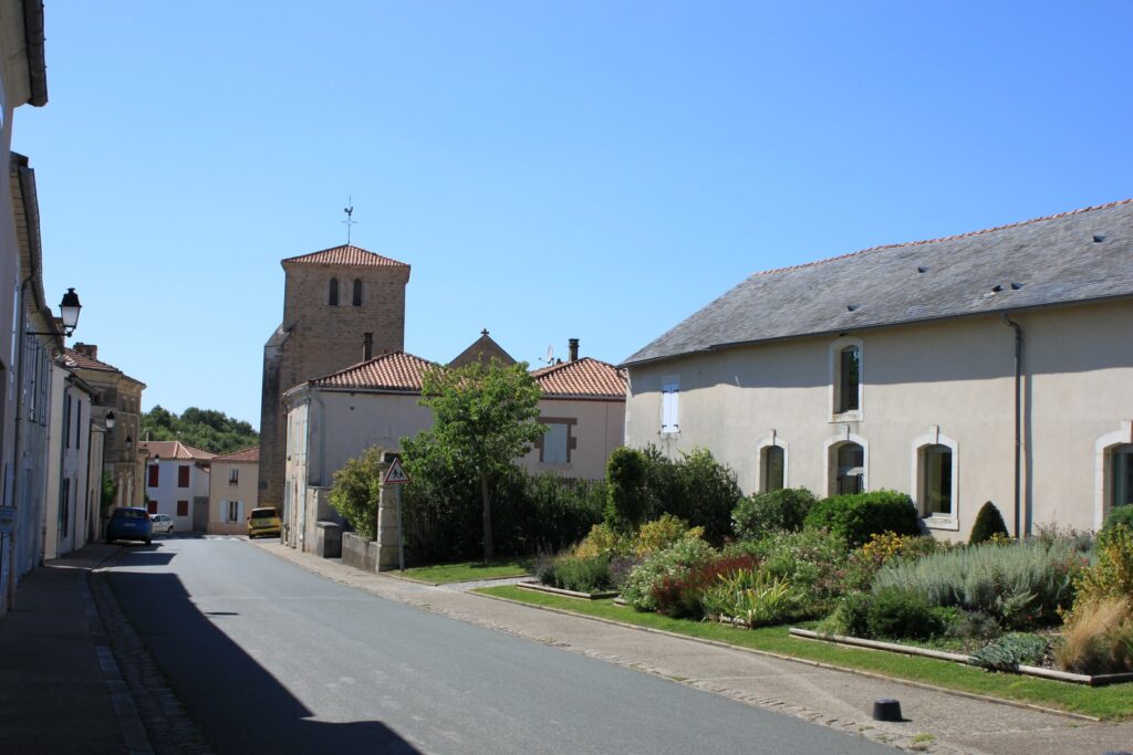 Vue de l'église et de la mairie de La Réorthe, centre du village vendéen