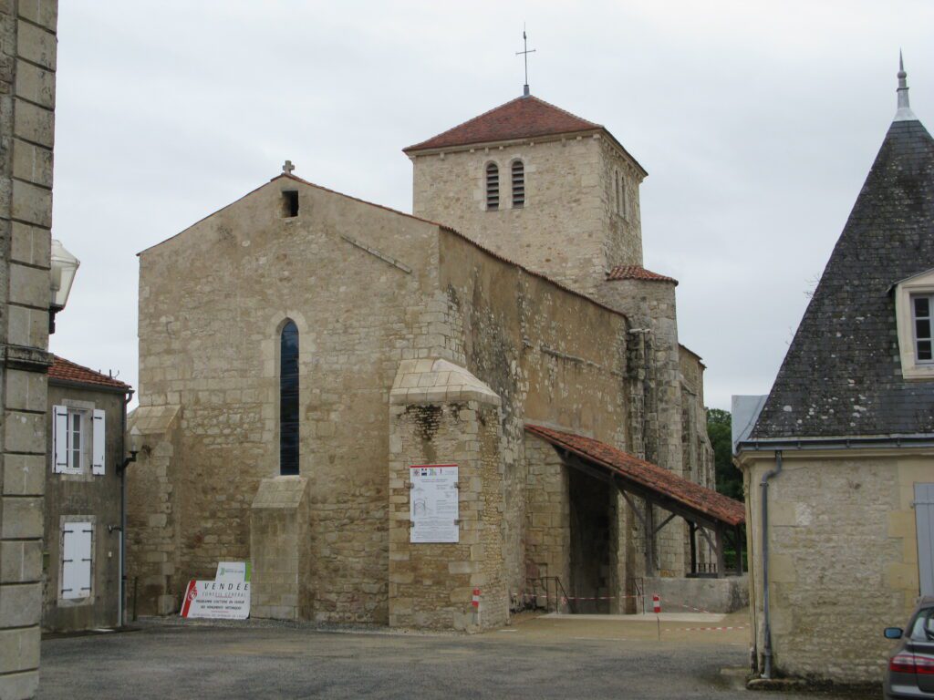 Vue pittoresque de l'église de Saint-Martin-Lars en pleine campagne vendéenne proche de La Chapelle-Thémer