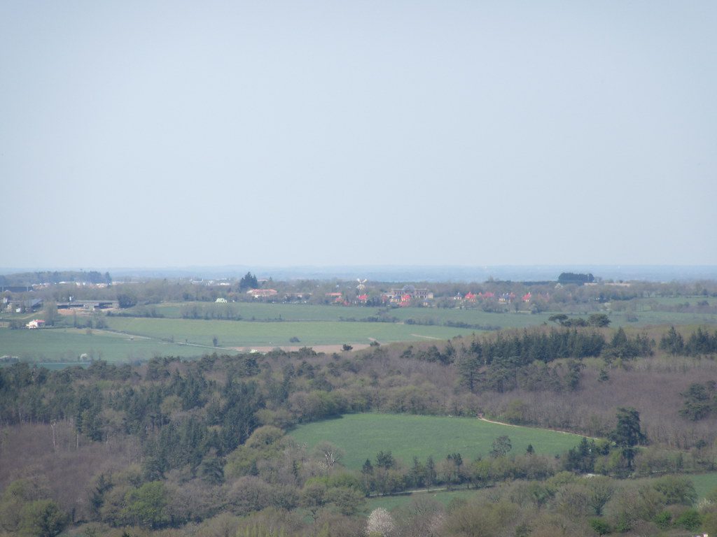 Vue panoramique de La Meilleraie-Tillay illustrant l'emplacement du village et son code postal