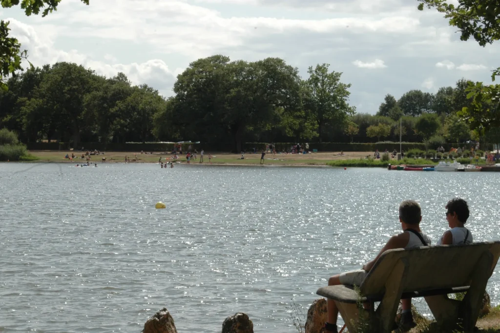 Vue du lac de la Tricherie à Mesnard-la-Barotière, lieu de baignade emblématique du 85500 en Vendée