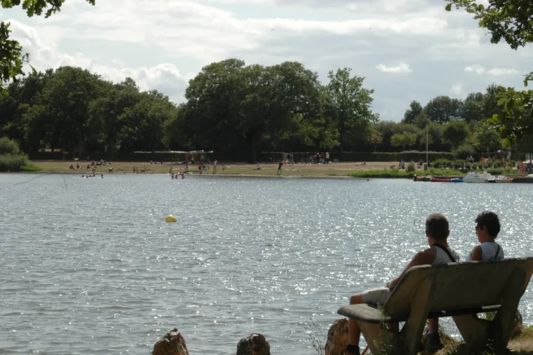 Vue du lac de la Tricherie à Mesnard-la-Barotière, lieu de baignade emblématique du 85500 en Vendée