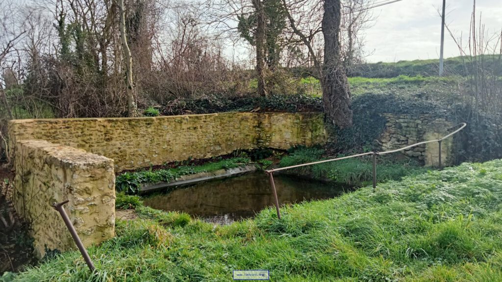 Vue pittoresque d’un lavoir traditionnel à Sainte-Pexine en Vendée, illustrant le charme rural du village
