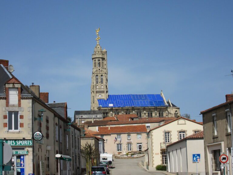 Vue générale de la ville de Le Boupère avec ses routes et bâtiments, située dans le code postal 85510