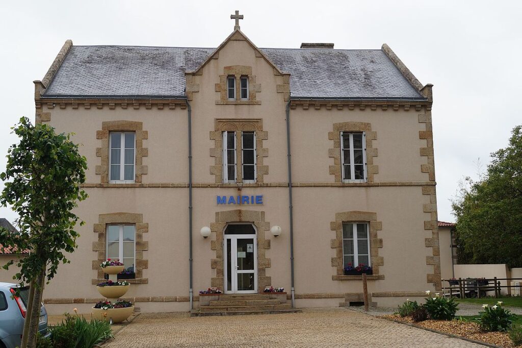 Vue de la mairie de Bazoges-en-Paillers, cœur administratif du village et repère local du 85130