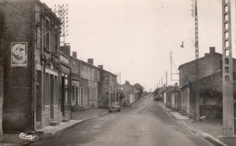 Vue de la mairie de Coëx, emblématique de la commune du code postal 85220