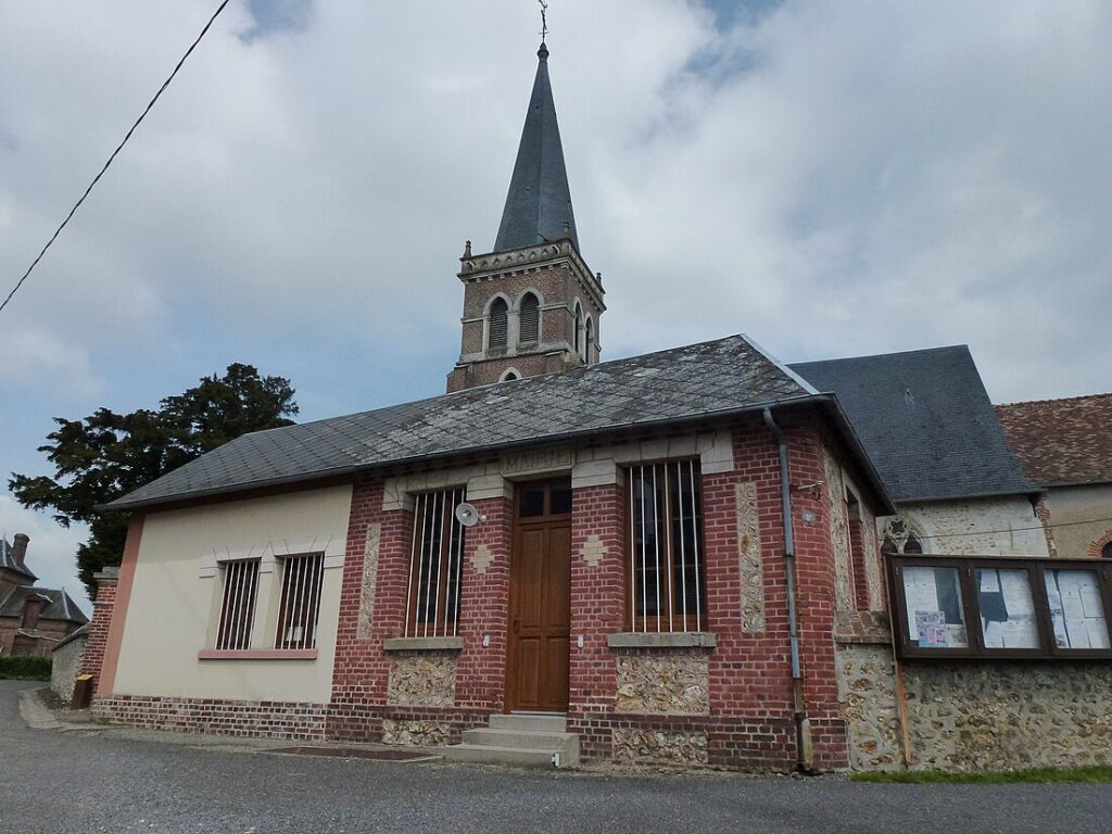 Vue de la mairie et de l'église typique d'un village nommé Saint-Pierre en France