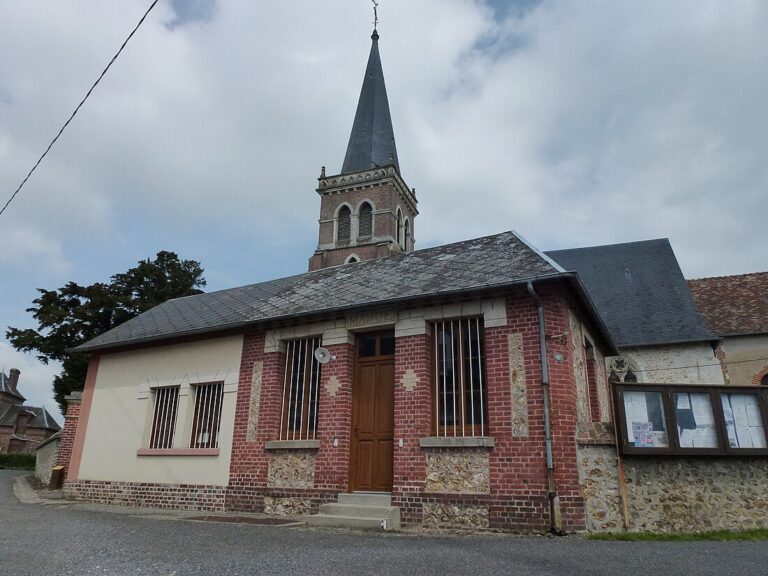Vue de la mairie et de l'église typique d'un village nommé Saint-Pierre en France