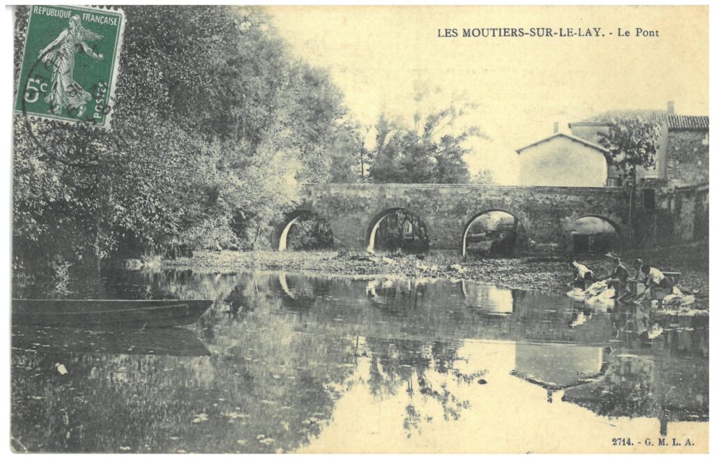 Vue typique de Moutiers-sur-le-Lay avec la mairie et le centre du village dans le département de la Vendée