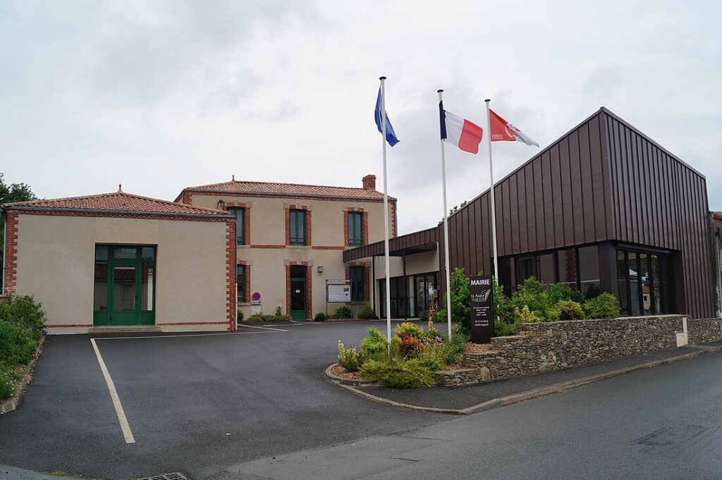 Façade de la mairie de Saint-André-Goule-d'Oie, symbole administratif du village vendéen
