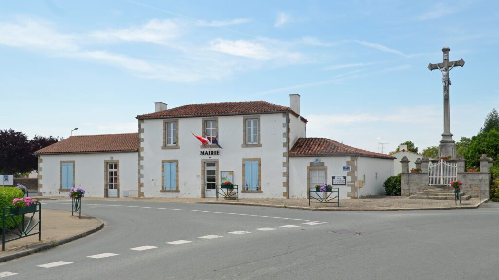 Vue de la mairie de Vendrennes en Vendée, un repère emblématique de la commune