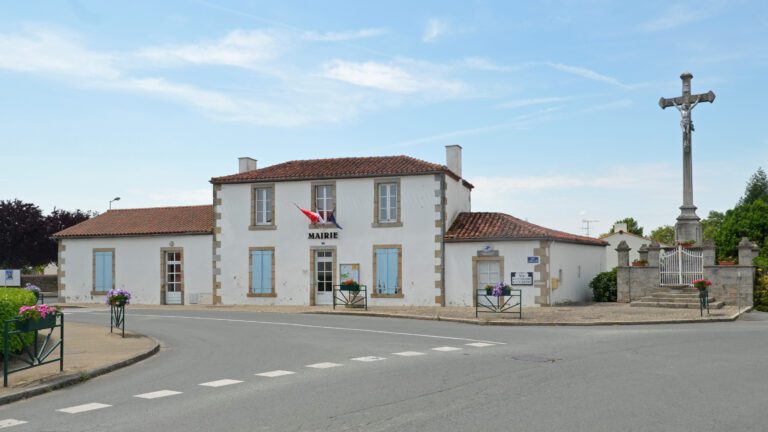 Vue de la mairie de Vendrennes en Vendée, un repère emblématique de la commune