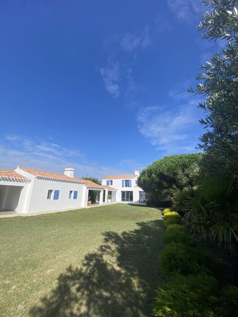 Maison typique à La Guérinière avec piscine, reflet du charme immobilier local