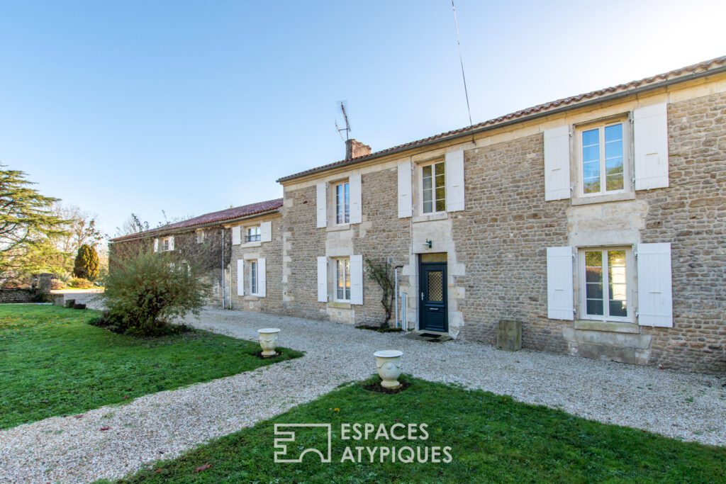 Maison typique à Saint-Hilaire-des-Loges représentant l'architecture locale
