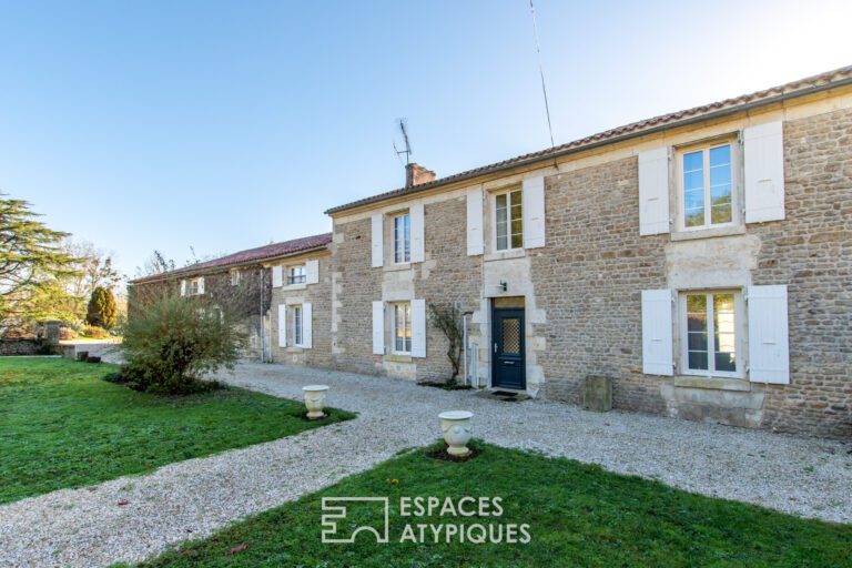 Maison typique à Saint-Hilaire-des-Loges représentant l'architecture locale