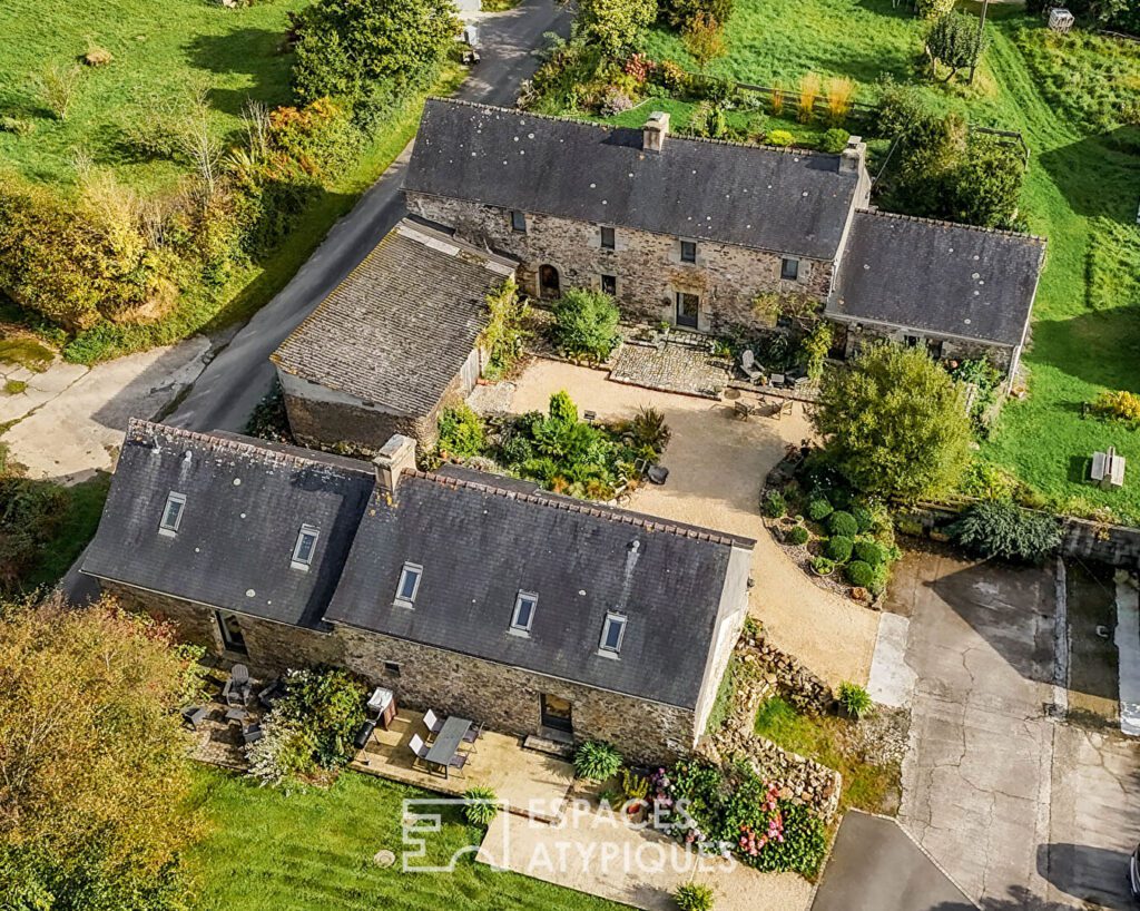 Photo d'une maison typique en pierre située à Saint-Urbain, illustrant son cadre authentique