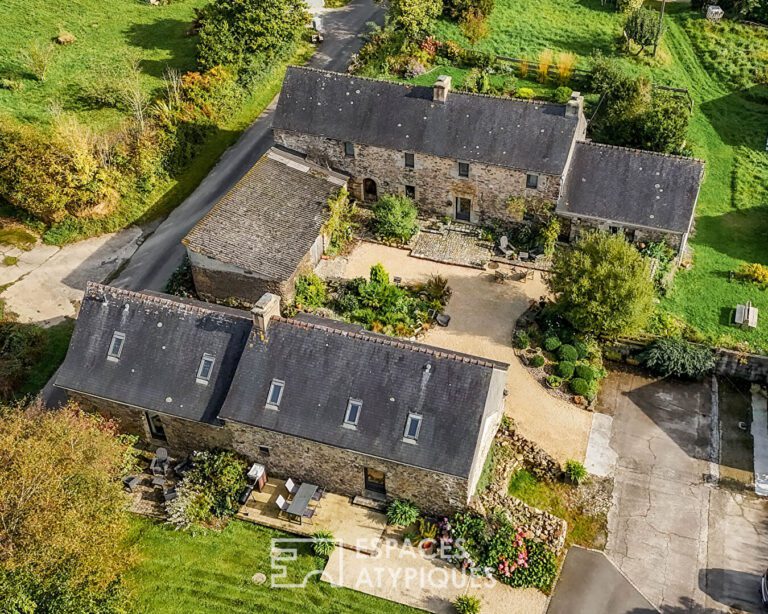 Photo d'une maison typique en pierre située à Saint-Urbain, illustrant son cadre authentique
