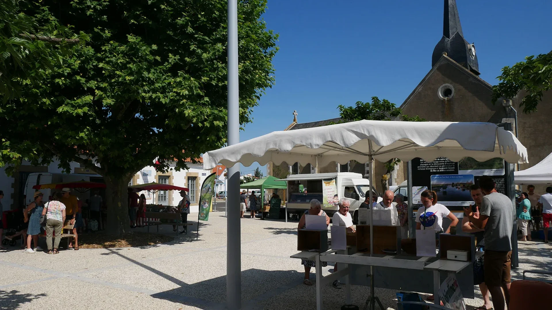 Marché au centre-ville de Le Perrier