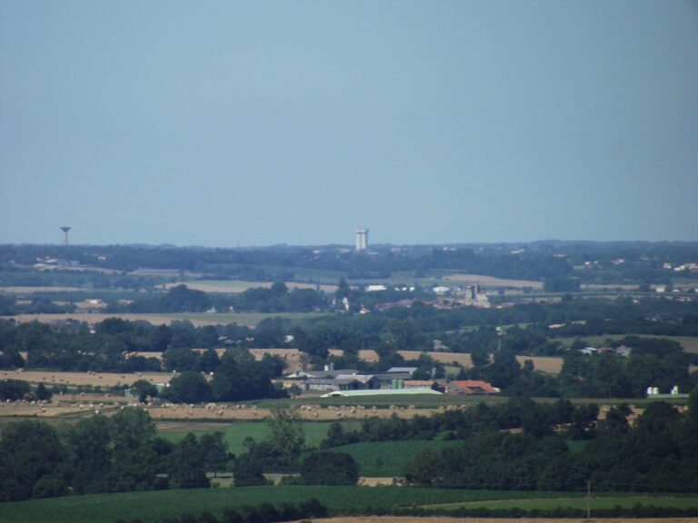 Vue aérienne de Menomblet et sa localisation sur la carte