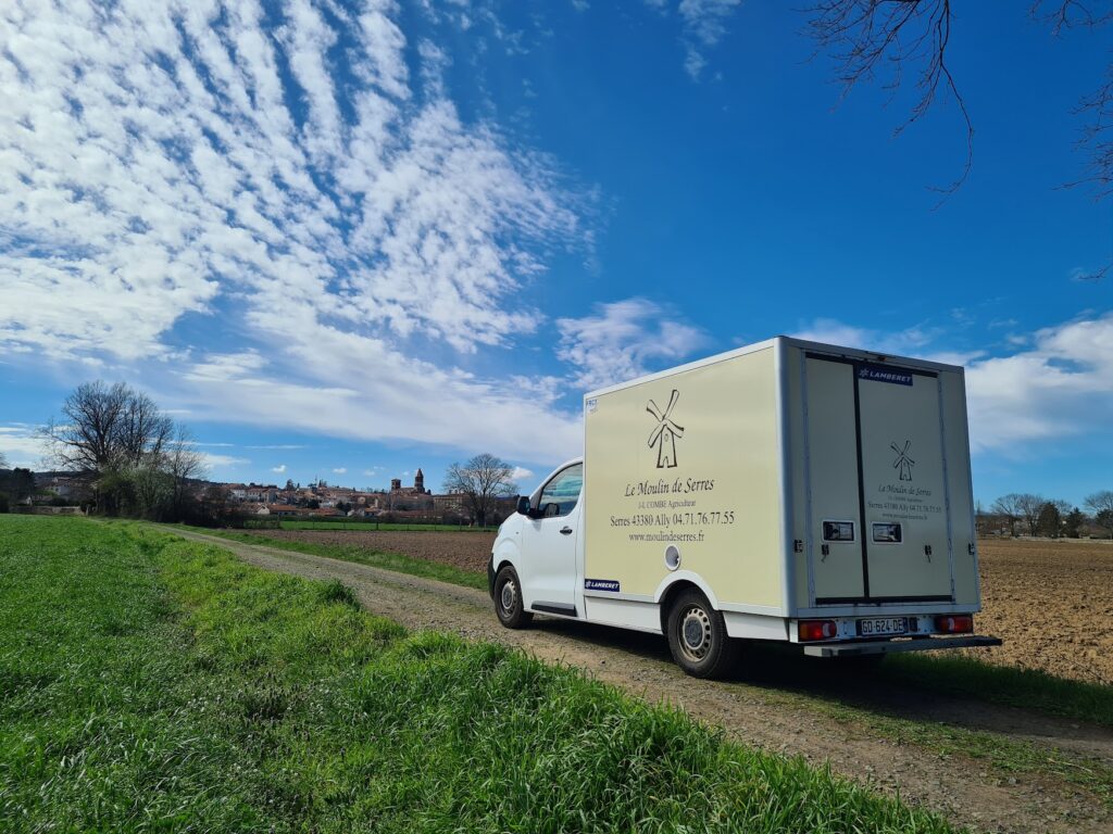 Vue rurale du Puy-de-Serre montrant le paysage typique du village en Vendée