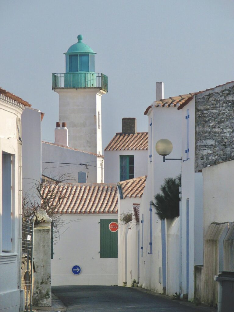 Phare emblématique du Port-Joinville sur l'Île-d'Yeu, situé dans le code postal 85350