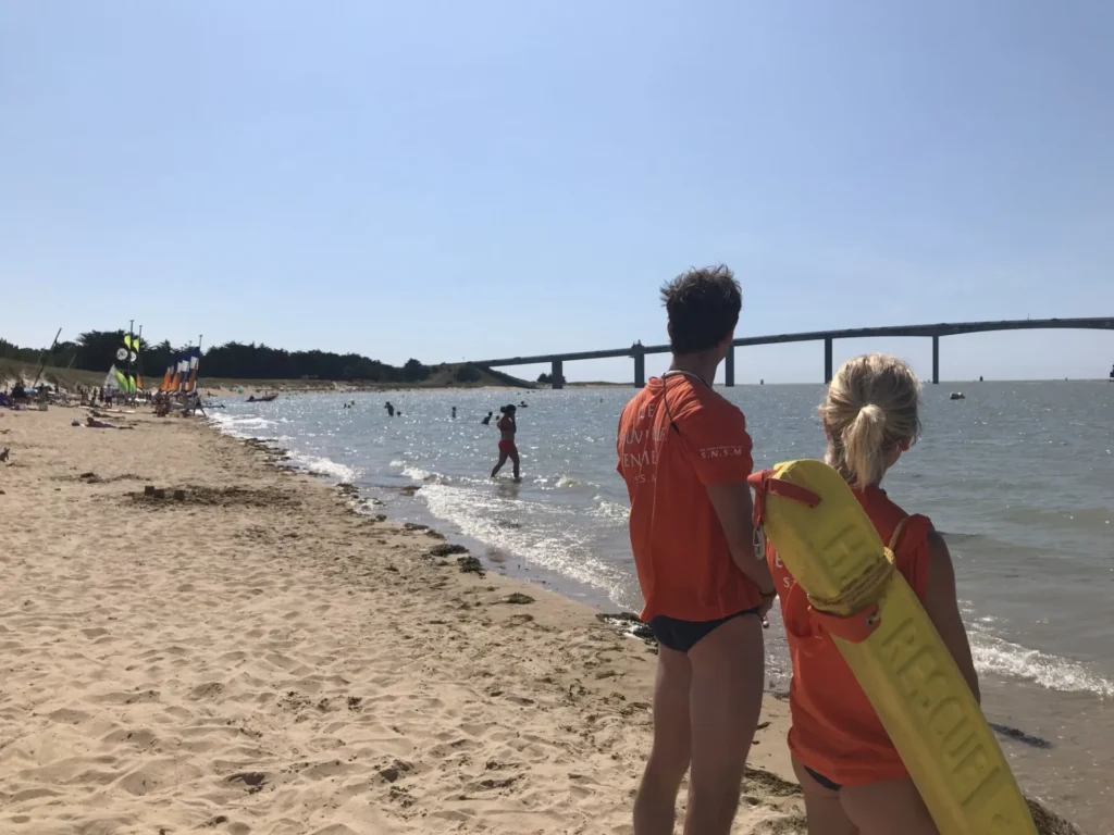 Vue de la plage de La Barre-de-Monts avec vacanciers et mer sous le soleil