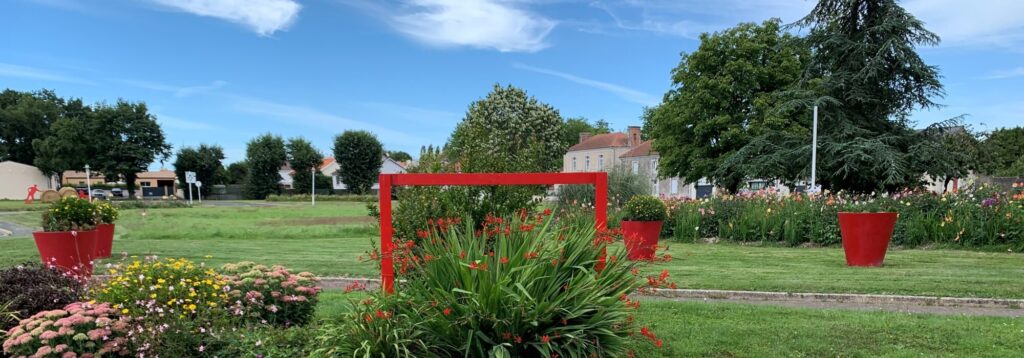 Vue du rond-point central de Treize-Septiers, symbole de la commune vendéenne