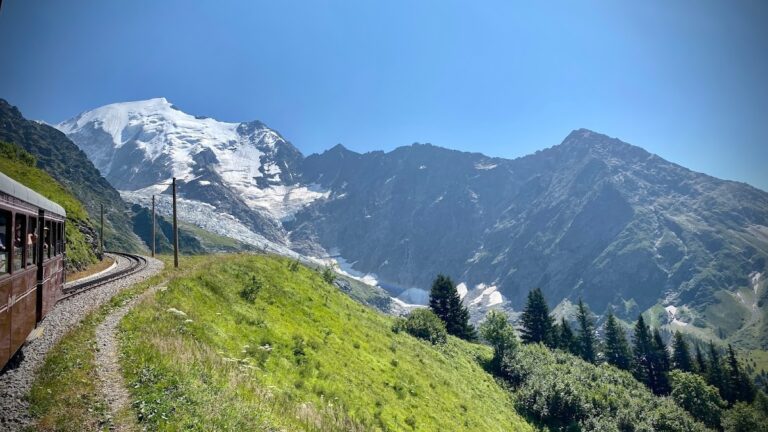 Vue panoramique de Saint-Gervais-les-Bains avec les montagnes en arrière-plan