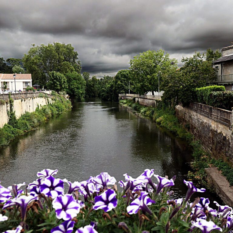 Vue pittoresque du village de Saint-Michel-le-Cloucq illustrant son code postal