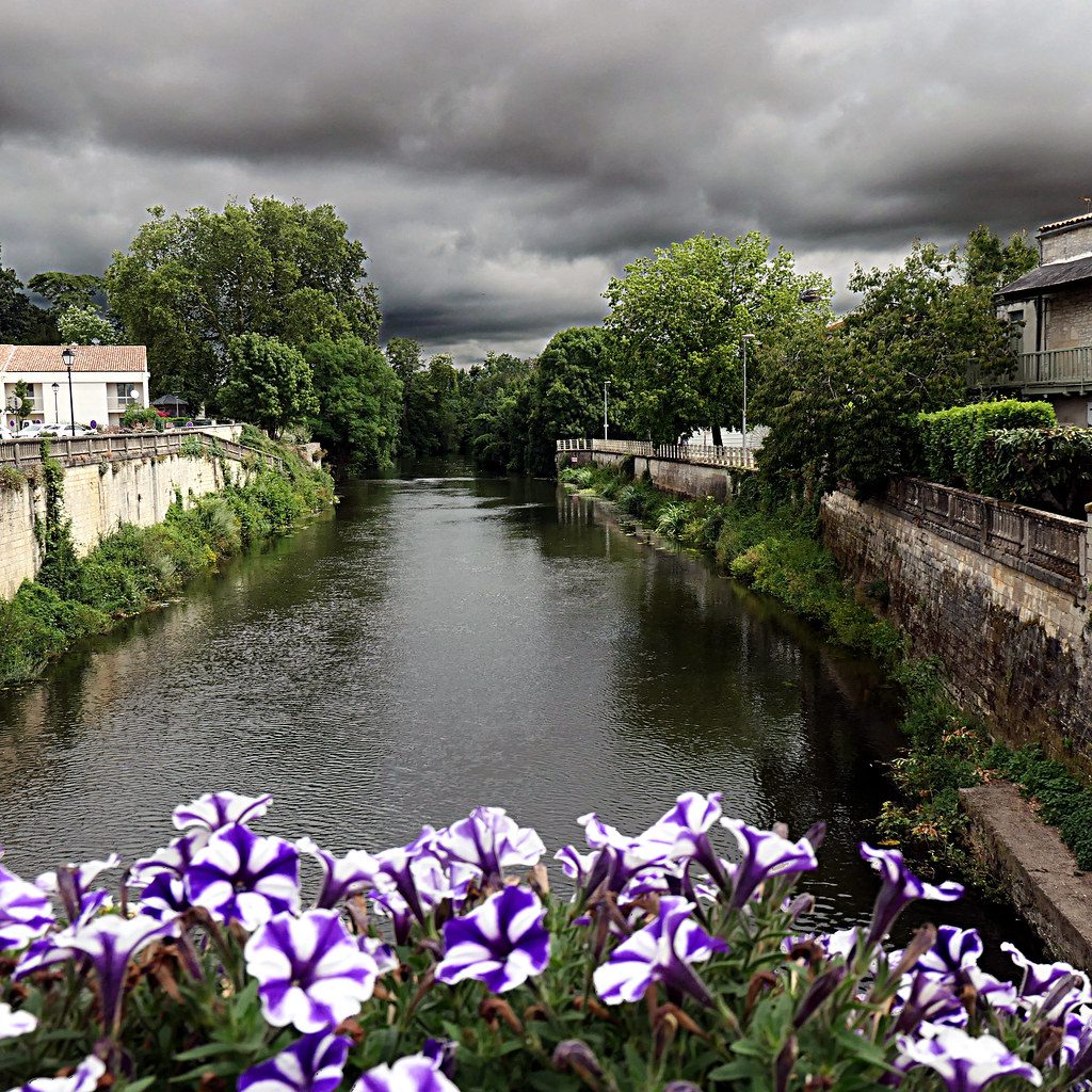 Vue pittoresque du village de Saint-Michel-le-Cloucq illustrant son code postal