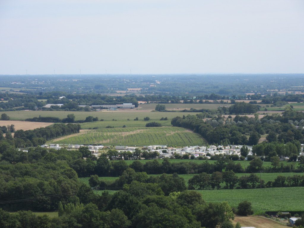 Vue générale de Saint-Paul-Mont-Penit avec ses habitations et son clocher typique