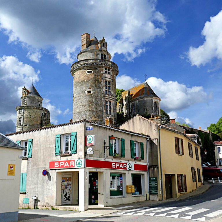 Vue aérienne du village de Maché avec repères géographiques et code postal 85190