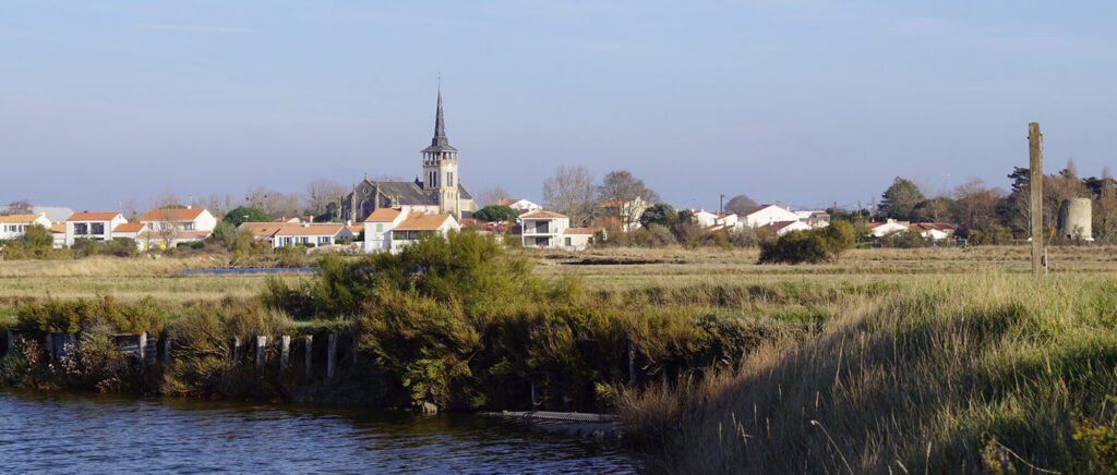 Vue principale de L'Île-d'Olonne avec bâtiments historiques en arrière-plan
