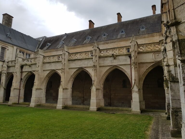 Vue générale de Luçon mettant en valeur le code postal 85400 en Vendée