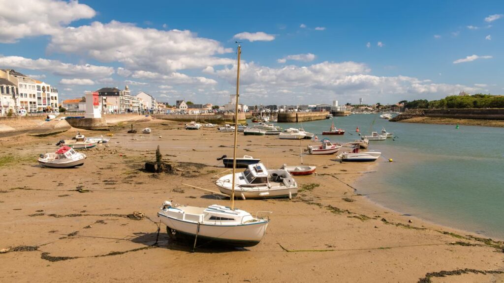 Vue panoramique du port de Saint-Gilles-Croix-de-Vie par une journée ensoleillée